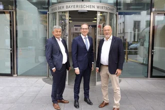 Begrüßung vor dem Haus der Bayerischen Wirtschaft