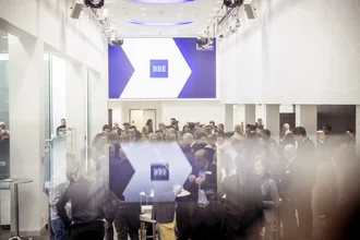 Get-together im Foyer