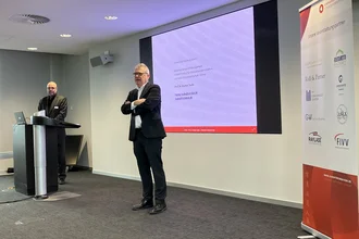 Prof. Dr. Taube und Stefan Geiger mit dem Jahresrückblick