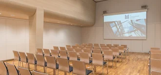 Münchner Saal im hbw München mit Kinobestuhlung und Projektionsleinwand