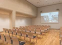 Münchner Saal im hbw München mit Kinobestuhlung und Projektionsleinwand